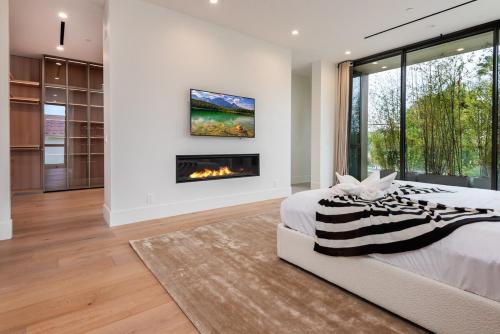 Luxurious 4BR Home with Pool, Jacuzzi and Free Parking, Los Angeles (fotografie 8)