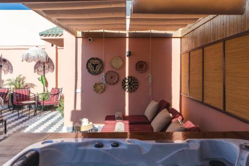 room detail thumbnail 2