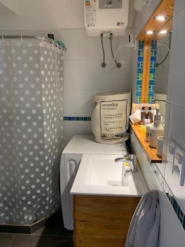 One-Bedroom Apartment image 6