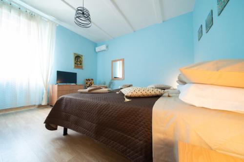 2 queen beds, 1 twin bed