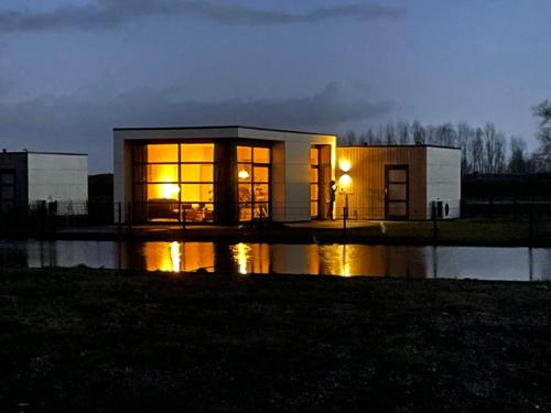  Marina Strandbad Chalet Aan het Water mit Zaun Haus Nr 134 in Olburgen