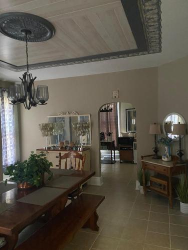 Charming Wheeling Island Home in วีลลิง (เวสต์เวอร์จิเนีย)