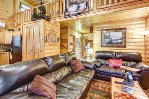 Pet-Friendly Cosby Log Cabin with Backyard and Porch! in Cosby, USA