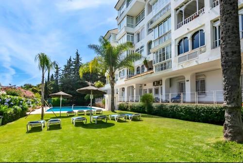 Hotellet från utsidan, Modern 1BR Walk to Beach, Casino & Puerto Banús (Modern 1BR Walk to Beach, Casino & Puerto Banus) in Marbella