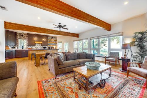 Modern Fischer House with Deck, Fire Pit and Hot Tub! in Fischer, USA