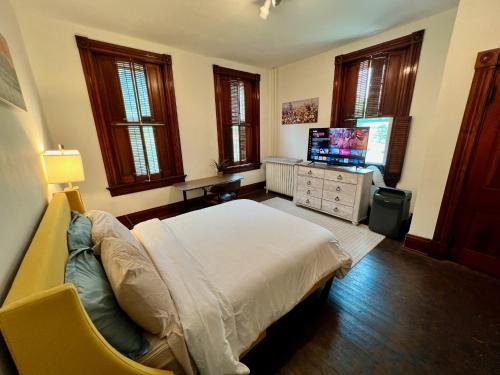 Private Bdrm Suite 3 in Spacious House City Views in Cincinnati, USA