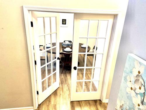 Newly Built Spacious Quiet 3 Bed Rm House with Backyard and Parking