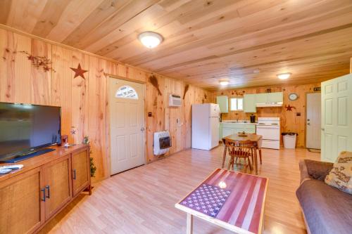 Rustic Cabin on Farm about 4 Mi to Kentucky Lake!, New Concord (foto 5)