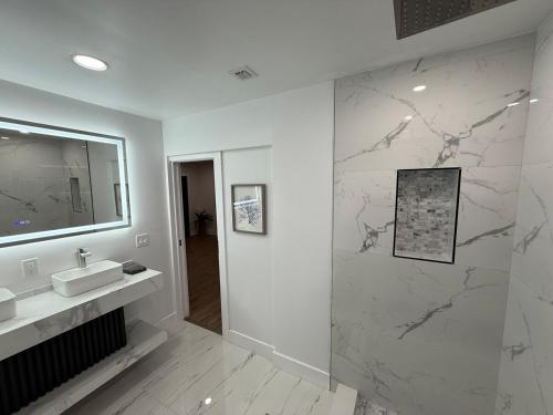 Luxe 8 Guest Little Havana Retreat thumb 2