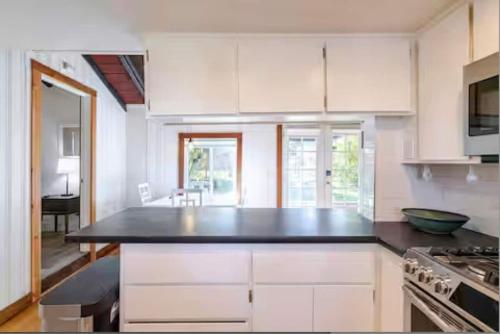 Konyha, Hidden Lake House With Hot Tub & Views! in Watsonville