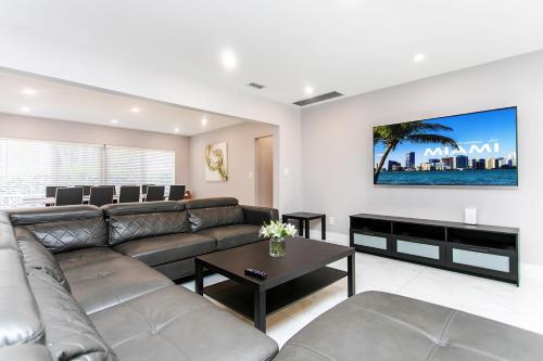Premium Luxury 5BR & 3BA Villa in Hollywood Lakes in Hollywood, USA