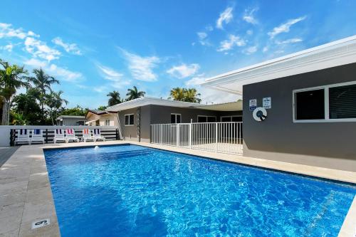 Premium Luxury 5BR & 3BA Villa in Hollywood Lakes in Hollywood, USA