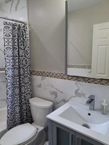 Two-Bedroom Home Private Parking 25 min to NYC in 提內克