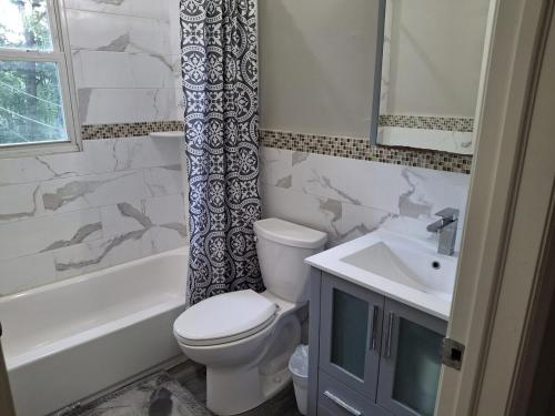Two-Bedroom Home Private Parking 25 min to NYC in 提內克