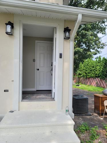 Two-Bedroom Home Private Parking 25 min to NYC in 提內克