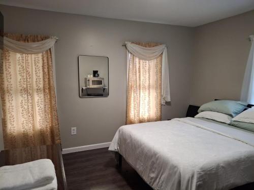 Two-Bedroom Home Private Parking 25 min to NYC in 提內克