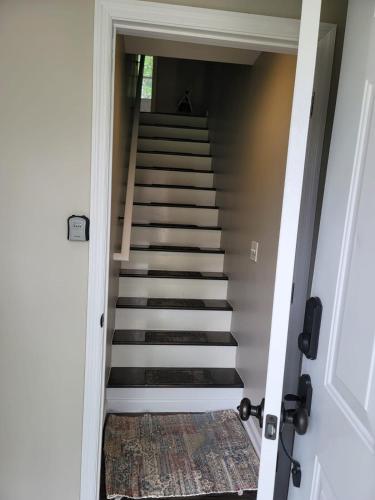 Two-Bedroom Home Private Parking 25 min to NYC in 提內克