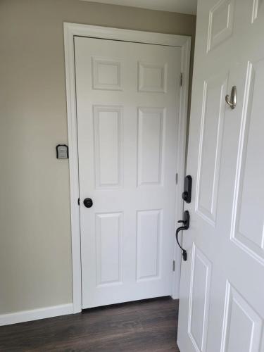 Two-Bedroom Home Private Parking 25 min to NYC in 提內克