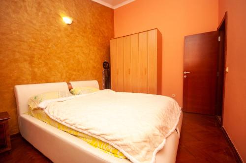 One-Bedroom Apartment image 9