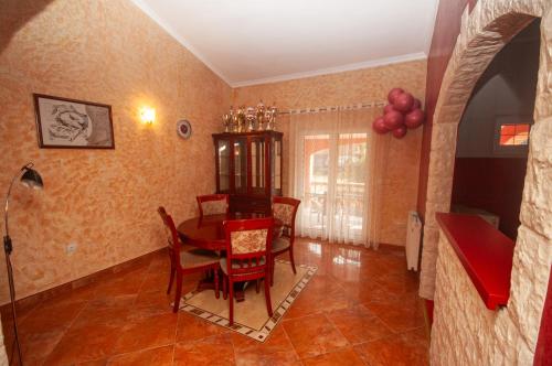 One-Bedroom Apartment image 6