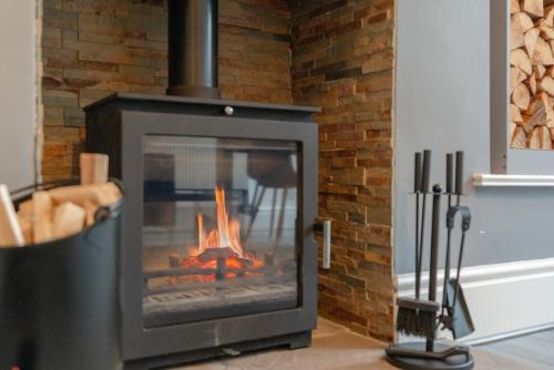 Glenroy Place - sleeps 7, private drive, log burner