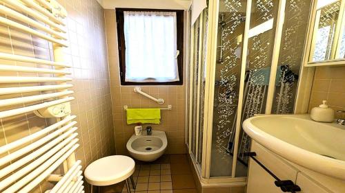 douche, Résidence Les Cytises - Appartement de 51 m2 avec un grand balcon 4 personnes MAE-6841 (Residence Les Cytises - Appartement de 51 m2 avec un grand balcon 4 personnes MAE-6841) in Vallouise