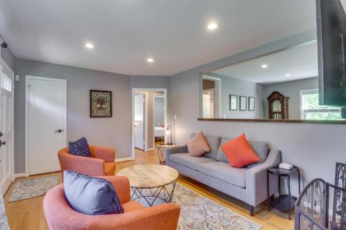 Charming Retreat in Charlottesville with Deck! Charming Retreat in Charlottesville with Deck!