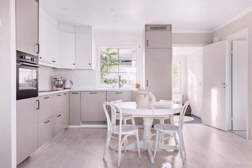 ห้องครัว, Charming apartment in a red house in Stockholm in สการ์โฮลเม่น/กุงเกนส์ เคอร์วา