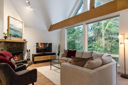 Spacious and Modern Vacation Home Ski In and Shuttle Out by Harmony Whistler in Whistler, Canada