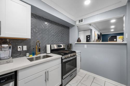Chic 2BR Haven in Midtown - Prime Location near Menil Gyűjtemény