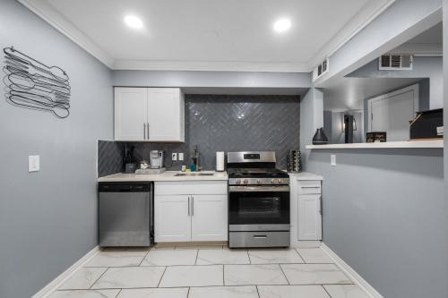 Chic 2BR Haven in Midtown - Prime Location near Menil Gyűjtemény