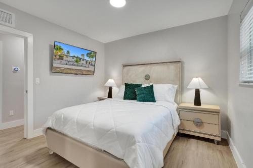 Vibrant Miami Escape with BBQ Grill Free WiFi & Parking in North Miami Beach (Fl)