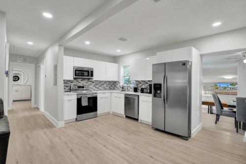 Vibrant Miami Escape with BBQ Grill Free WiFi & Parking in North Miami Beach (Fl)