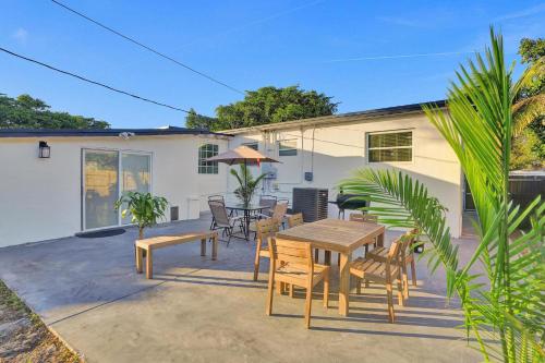 Vibrant Miami Escape with BBQ Grill Free WiFi & Parking in North Miami Beach (Fl)