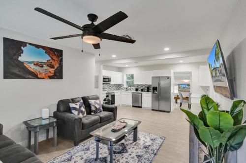 Vibrant Miami Escape with BBQ Grill Free WiFi & Parking in North Miami Beach (Fl)
