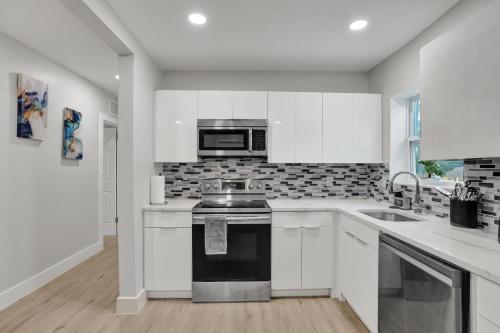 Vibrant Miami Escape with BBQ Grill Free WiFi & Parking in North Miami Beach (Fl)
