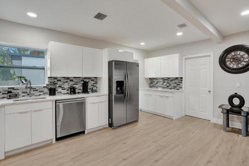 Vibrant Miami Escape with BBQ Grill Free WiFi & Parking in North Miami Beach (Fl)