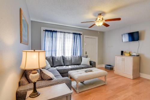 Beautiful Galveston Apt with Deck Less Than 3 Mi to Dtwn! in Galveston, USA