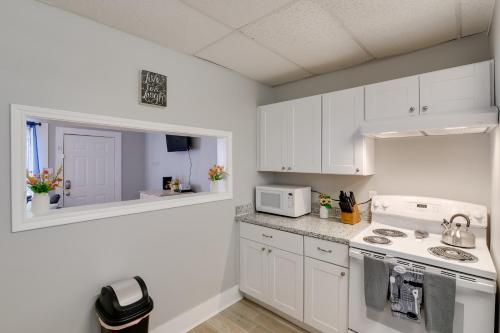 Beautiful Galveston Apt with Deck Less Than 3 Mi to Dtwn! in Galveston, USA