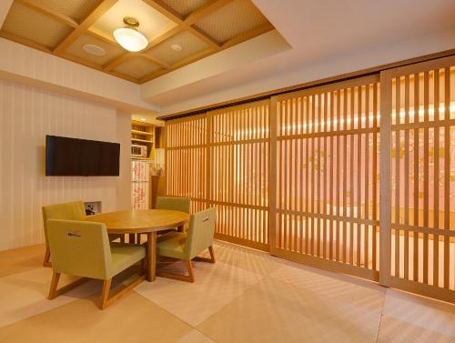 Japanese-Style Quadruple Room with Karaoke image 4