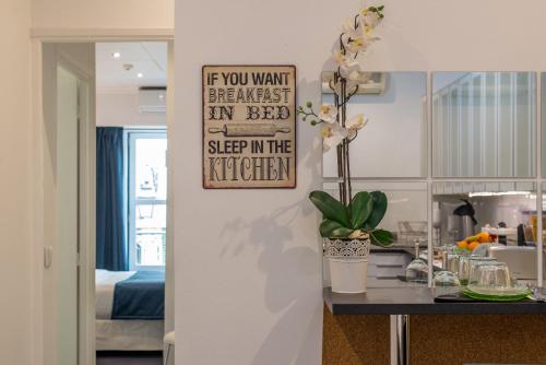 Small Double Room image 9