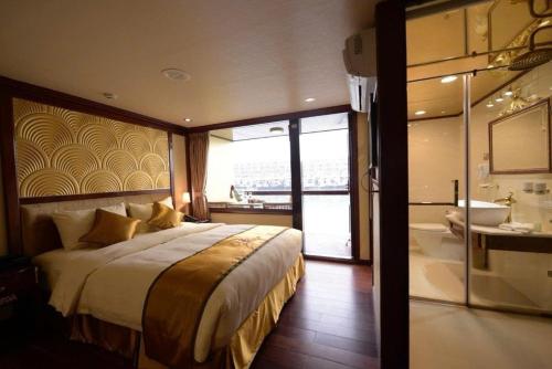 One-Bedroom Apartment image 7
