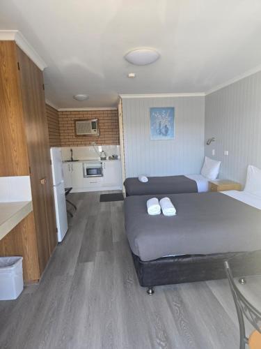 1 double bed, 1 twin bed