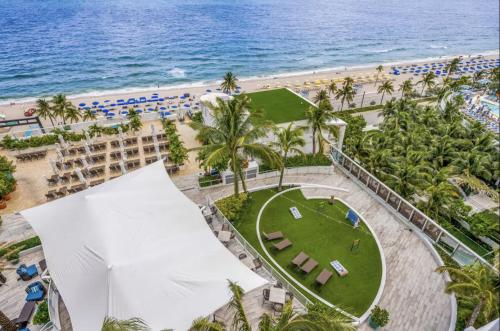 Beachfront Condo with Spacious Balcony Beachfront Condo with Spacious Balcony