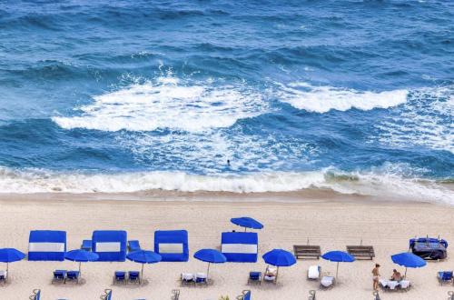 Beachfront Condo with Spacious Balcony Beachfront Condo with Spacious Balcony