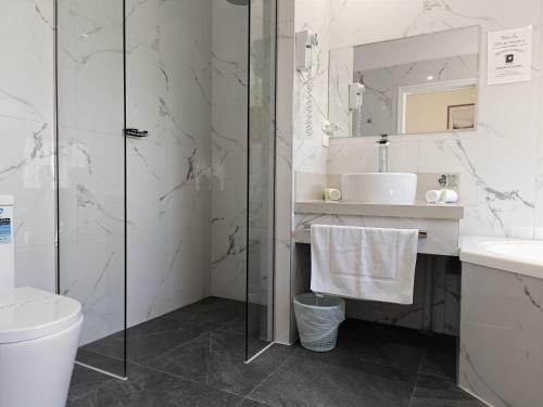 دش, سان جورج موتور إن (St. Georges Motor Inn) in ثورنبيري