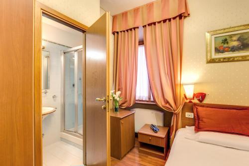Flower Garden Hotel - image 2