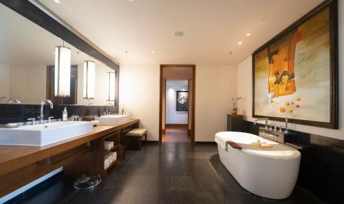 Shigatse Suite, 1 Bedroom Suite, 1 King image 7