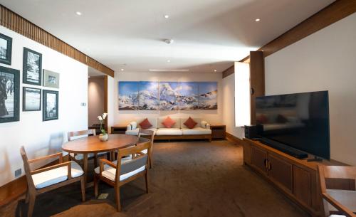 Shigatse Suite, 1 Bedroom Suite, 1 King image 5