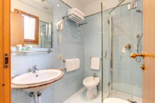 Flower Garden Hotel - image 2